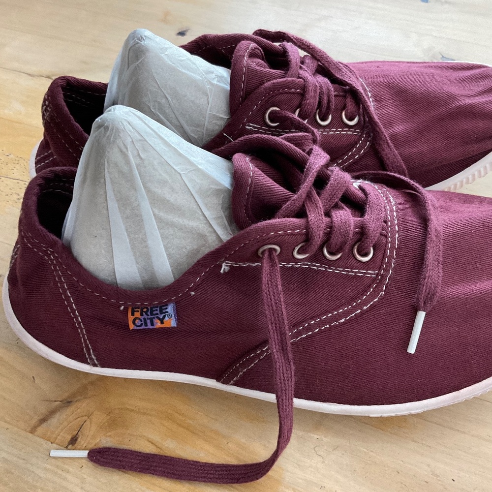 FREECITY VINTAGE TENNIS SHOES BRAND NEW /UNISEX